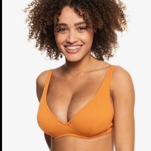 ROXY BIKINI TOP SIZE SMALL IN A D CUP HAS REMOVABLE PADS  WITH ADJUSTABLE STRAPS